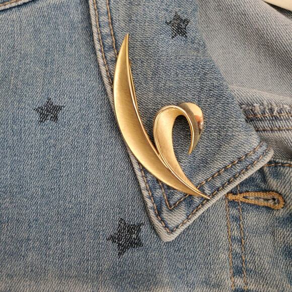 Vintage Crown Trifari Brooch Curling Leaf Brushed Gold Tone Signed 60's - Picture 2 of 6